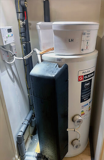 https://karrinyuphotwater.com.au/uploads/2025/06/electric-hot-water-system-70649.jpg